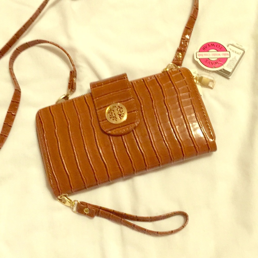 Cross body wallet. B097